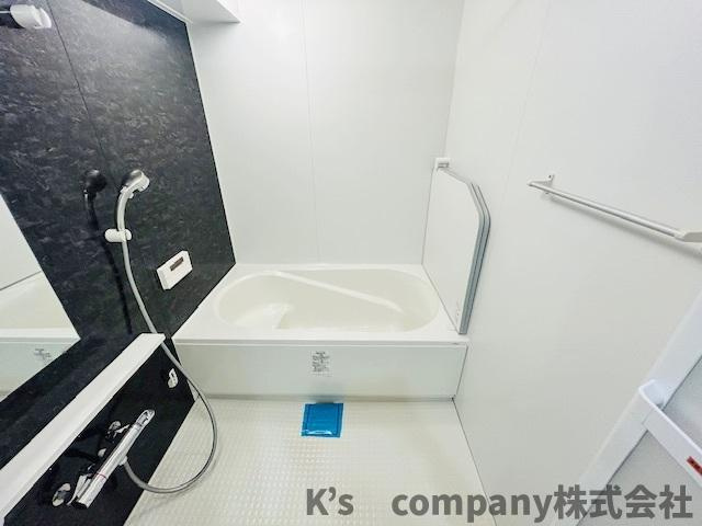 ●茅ヶ崎市今宿　第一ハイツ茅ヶ崎の浴室|アクセントパネルがあり、引き締まった印象のシックな浴室スペース◇