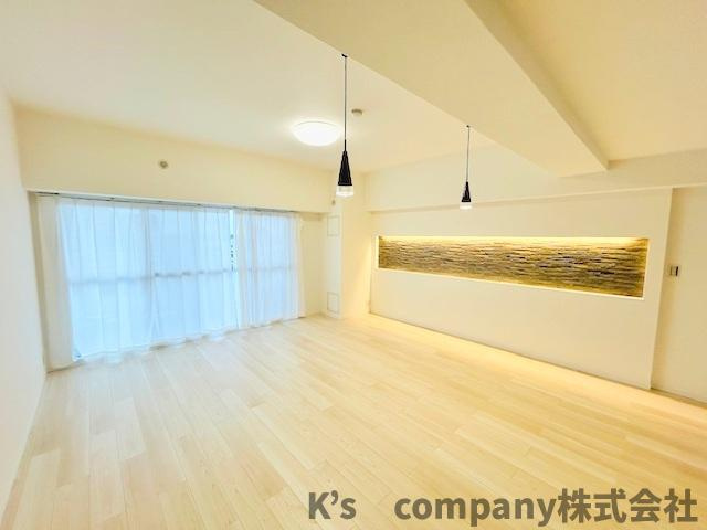 ●茅ヶ崎市今宿　第一ハイツ茅ヶ崎の居間・リビング|リビング広々21.5帖◇広い窓から明るい日差しが差し込む、温かみのある空間です◇