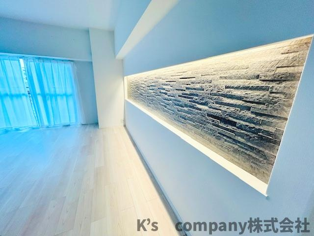 ●茅ヶ崎市今宿　第一ハイツ茅ヶ崎の居間・リビング|リビングの一面にはホテルライクの間接照明のあるアクセントクロスがあります◇