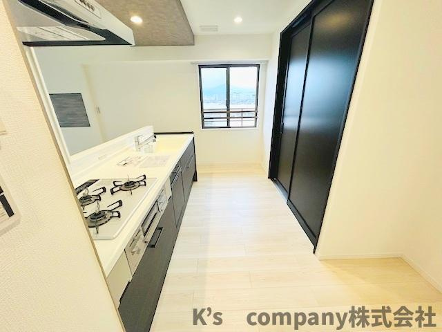 ●茅ヶ崎市今宿　第一ハイツ茅ヶ崎のキッチン|キッチンんの後方には収納スペースも備わっており、キッチンがすっきりと片付けられます☆