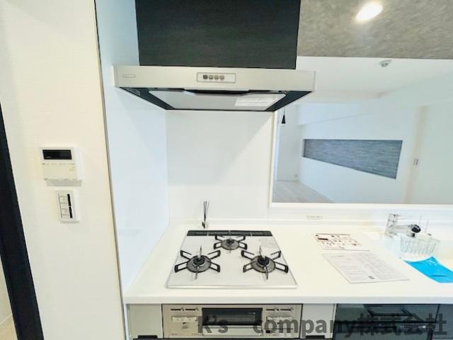 ●茅ヶ崎市今宿　第一ハイツ茅ヶ崎のキッチン|三口ガスコンロでお料理の幅が広がります◇