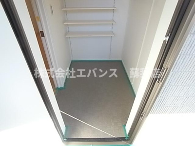 【玄関】 | AJ千葉寺003 | 収納もある玄関です