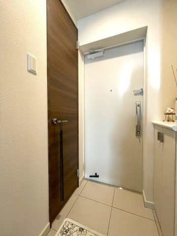 ロイヤルガーデン追手筋の玄関|シューズクロークがあり、たくさんの靴を収納できます。