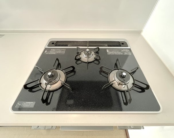 ロイヤルガーデン追手筋のキッチン|コンロはお掃除がしやすいガラストップです。