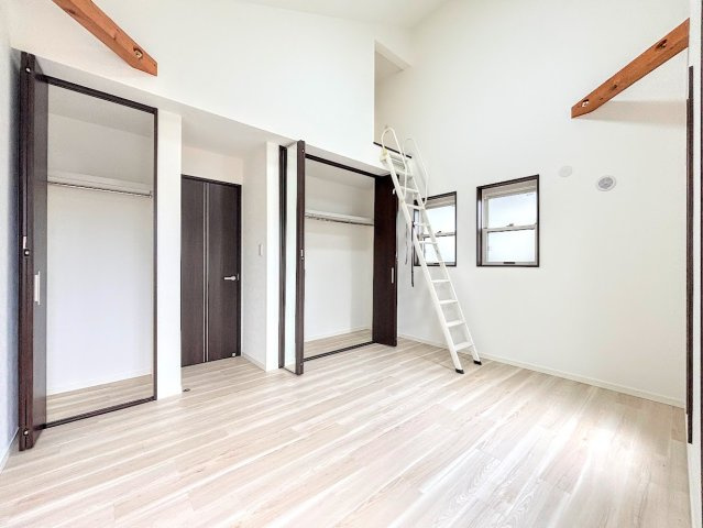 戸塚区上倉田町　中古戸建ての洋室|◆二面採光で、陽差しを長時間受ける事が出来る暖かい室内です。もちろんペアガラスなので、遮音性にも優れ、結露も発生しにくい構造。サッシ周りのカビが発生しにくくなります。