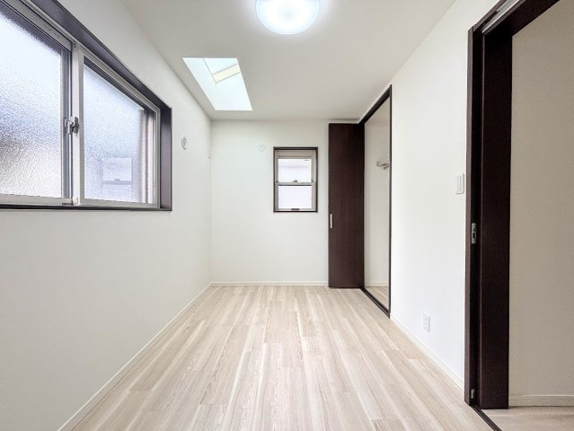 戸塚区上倉田町　中古戸建ての洋室|◆子どものスタディ空間として、あるいは書斎やホビールームとして生活スタイルに合わせて使えるプライベートルーム。居心地のいい落ち着いたインテリアが似合います。