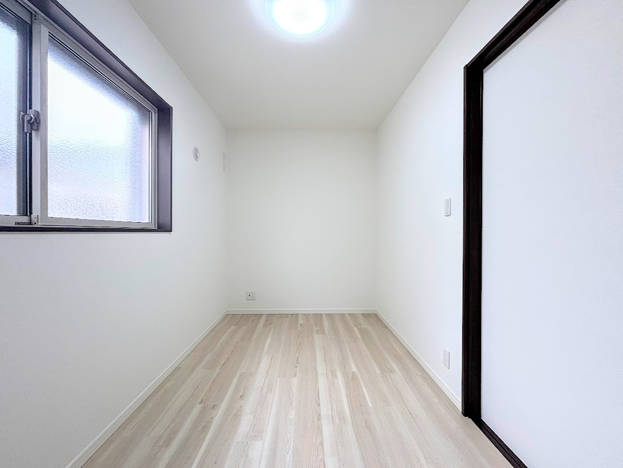 戸塚区上倉田町　中古戸建ての収納|◆広々したロフトは窓付きで明るく、収納にはもちろん、お子様の遊び場、趣味のお部屋、ご主人の書斎など、多目的にお使いいただける便利な空間です。用途に合わせてお使い頂けます。