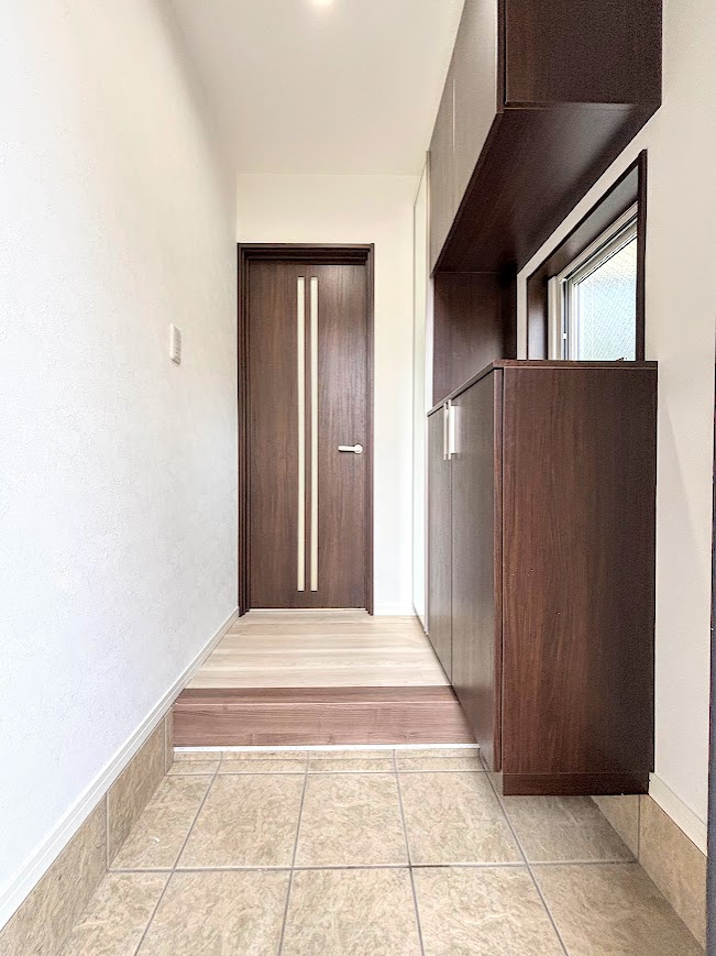 戸塚区上倉田町　中古戸建ての玄関|◆明るい玄関です！散らかりやすい玄関もスッキリする大容量のシューズボックス付き。