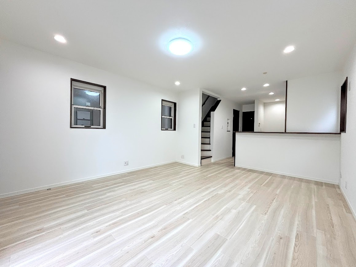 戸塚区上倉田町　中古戸建ての居間・リビング|◆一家だんらんのスペースとなるＬＤＫ。窓から明るい光が差し込み、思わず家族の会話も弾む快適な空間。