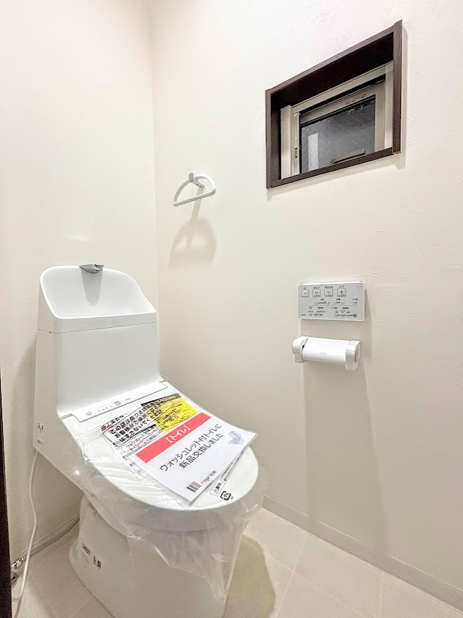 戸塚区上倉田町　中古戸建てのトイレ|◆清潔感のある白を基調とした落ち着ける空間。小窓をもうけていますので、こもりやすい空気の入れ替えも簡単に行えますね！
