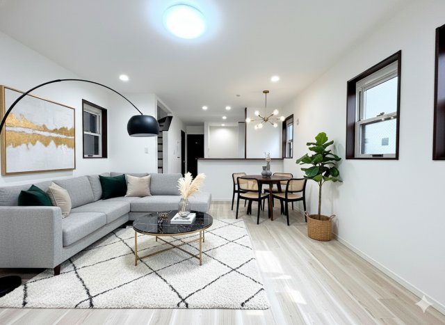 戸塚区上倉田町　中古戸建ての居間・リビング|◆リフォーム済みでのお引渡しなので、即ご入居可能です。家具の配置や色など決めやすくスムーズにお引越しできます。