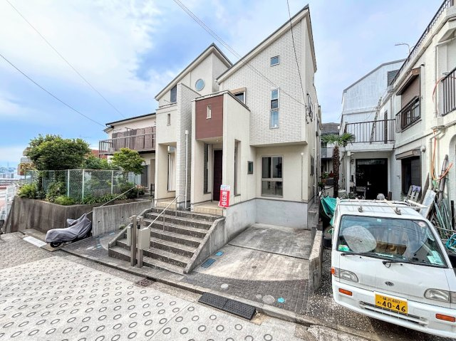 戸塚区上倉田町　中古戸建ての前面道路含む現地写真|◆前面道路も幅員があり車の運転も安心！前面道路は閑静な住宅地。車通りの少ない道路です。お子様にも安心です。