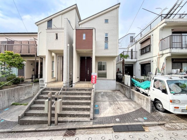 戸塚区上倉田町　中古戸建ての外観|◆一戸建てを中心とした街並みが整然と続き、周辺は高い建物が建っていないので、緑の多い閑静な趣を感じる環境です。街並みや周辺環境も重要なポイントです！！