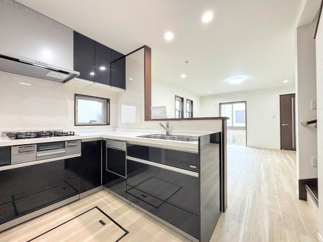 戸塚区上倉田町　中古戸建てのキッチン|◆キッチンからダイニングやリビングが見渡せるキッチン。料理をしながら家族とコミュニケーションをとれるだけでなく、大きな開放感も得られることができます。