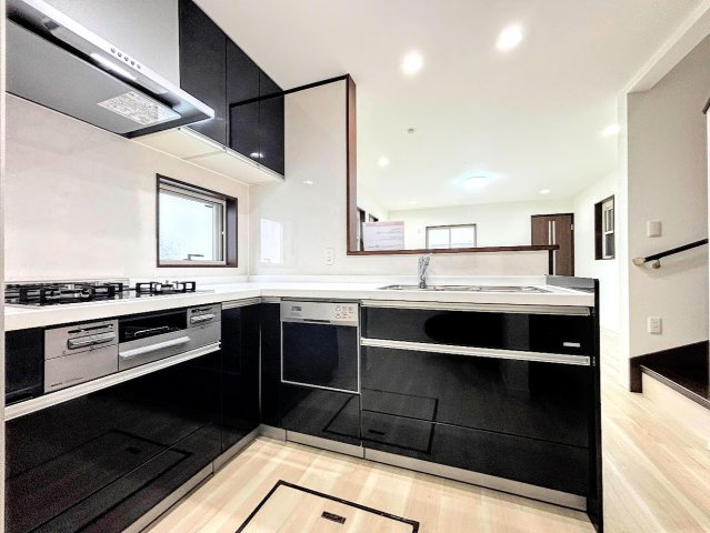 戸塚区上倉田町　中古戸建てのキッチン|◆デザイン性と機能性を兼ね備えたキッチンです。リビングスペースとの一体感が生まれ、広々空間を演出してくれます。