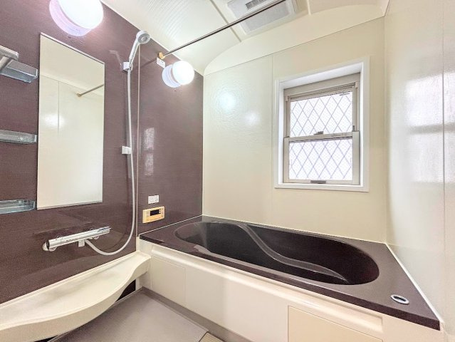 戸塚区上倉田町　中古戸建ての浴室|◆お子様と一緒にバスタイムを楽しめる広々空間。浴室乾燥機付で心地よいバスタイムを実現します。