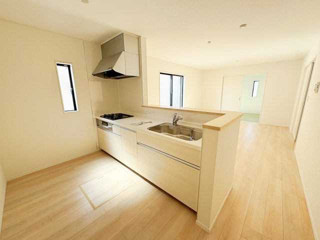 新築戸建・新築建売　郡山市字賀庄【制震＋耐震】桜小・郡山三中のキッチン|カウンター越しに会話が弾む、家族とのつながりを感じられる対面キッチンです！