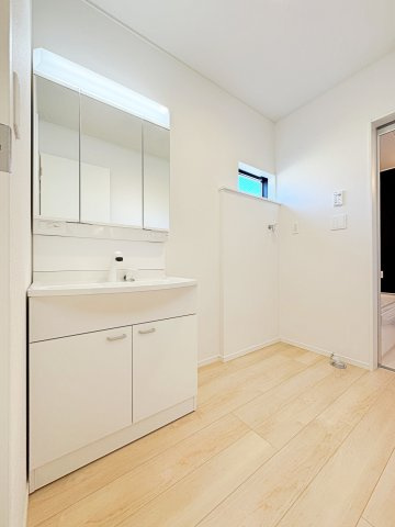 新築戸建・新築建売　郡山市字賀庄【制震＋耐震】桜小・郡山三中の独立洗面台|三面鏡タイプの独立洗面台で、身だしなみチェックも収納力も◎洗面まわりもすっきり清潔に保てます！