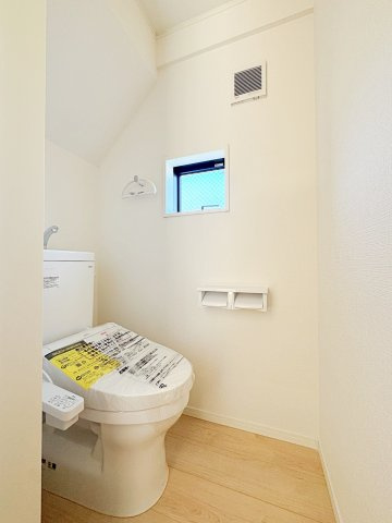 新築戸建・新築建売　郡山市字賀庄【制震＋耐震】桜小・郡山三中のトイレ|小窓付きで自然光が入る明るくて爽やかなトイレ空間です！