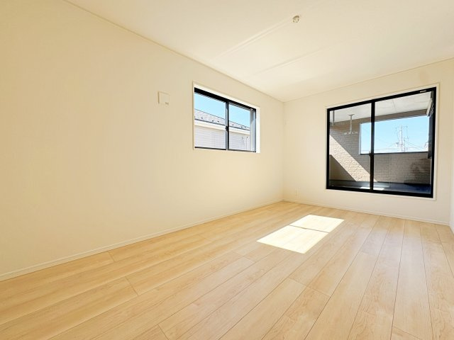 新築戸建・新築建売　郡山市字賀庄【制震＋耐震】桜小・郡山三中の洋室|2面採光で明るい洋室です！ホワイト基調の爽やか空間からインナーバルコニーにも出られます♪