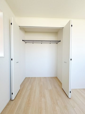 新築戸建・新築建売　郡山市字賀庄【制震＋耐震】桜小・郡山三中の収納|棚付きで荷物を整頓しやすく、たくさん収納できる！