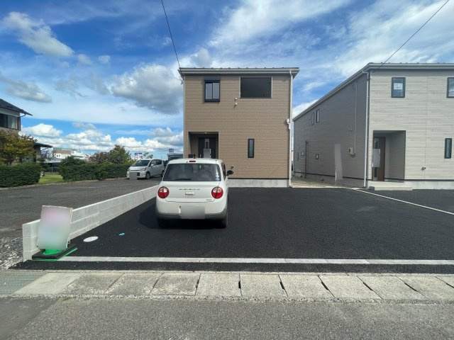 新築戸建・新築建売　郡山市字賀庄【制震＋耐震】桜小・郡山三中の駐車場|並列駐車ができ車種によっては3台可能です！