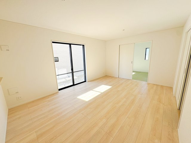 新築戸建・新築建売　郡山市字賀庄【制震＋耐震】桜小・郡山三中の居間・リビング|ダイニングには大きな窓があり明るい陽射しが差し込む開放的で心地よい空間です！