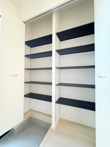 新築戸建・新築建売　郡山市字賀庄【制震＋耐震】桜小・郡山三中の収納|可動棚付きなので物の大きさによって高さを変えられるので便利！