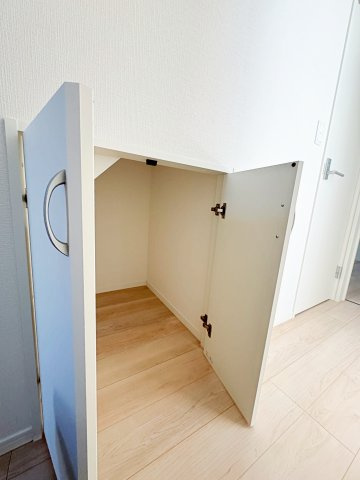新築戸建・新築建売　郡山市字賀庄【制震＋耐震】桜小・郡山三中の収納|階段下収納付き！防災グッズなど収納できる！