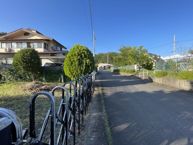 中古戸建・中古住宅　白河市泉田袖ヶ久保　平屋建て　小田川小・東北中の前面道路含む現地写真|車通りも落ち着いている環境ですので安心！すぐ北側には公園もあります。