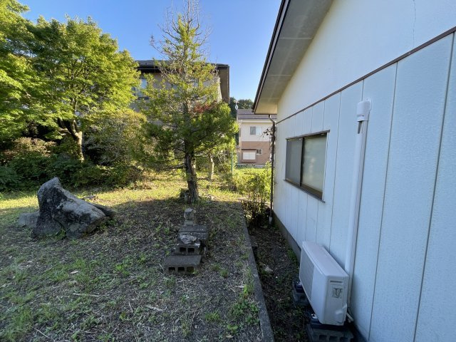 中古戸建・中古住宅　白河市泉田袖ヶ久保　平屋建て　小田川小・東北中の庭|北側敷地からは階段でご自宅へ入れます♪