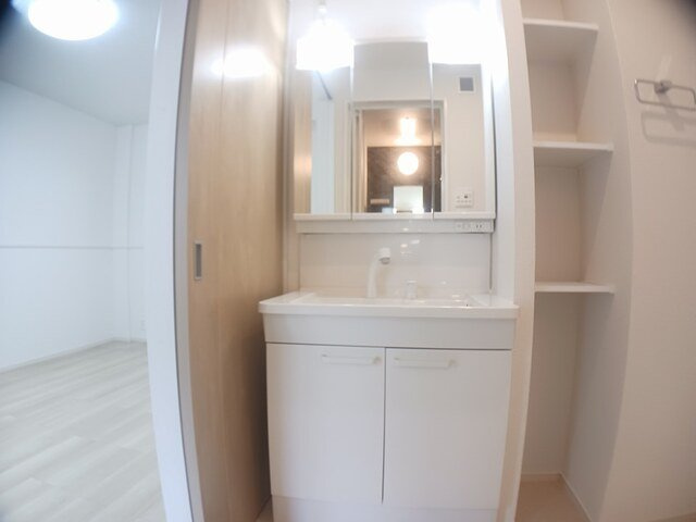 ローズガーデンＡの洗面所|ゆったりとスペースのある洗面所