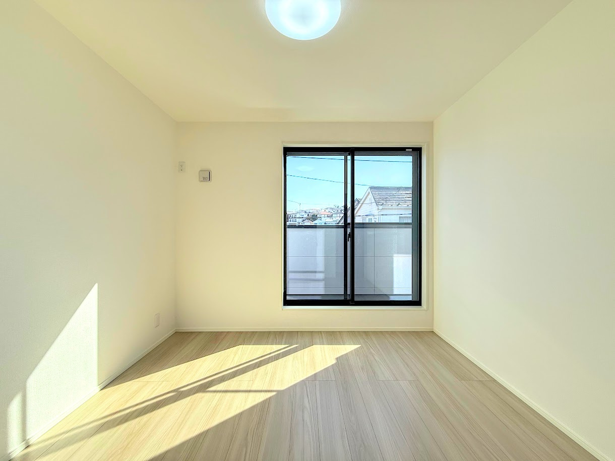 金沢区六浦東３丁目　新築戸建てのその他|［モデルハウス］◆室内はいつも明るい印象なので気持ちの良い朝を迎えられます。各部屋にはクローゼットを完備しており、収納が多いお家はすっきりして快適空間です。
