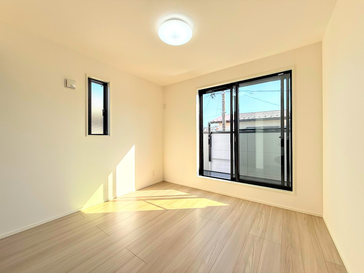 金沢区六浦東３丁目　新築戸建てのその他|［モデルハウス］◆気持ちの良い風が室内へ入り込む居室。家具を配置しても広々ご利用いただけます！！
