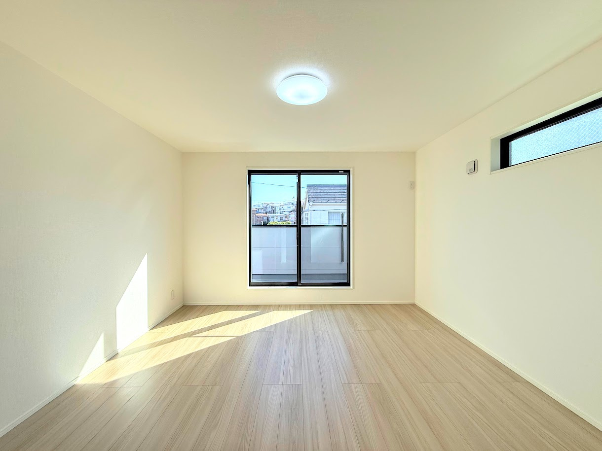 金沢区六浦東３丁目　新築戸建てのその他|［モデルハウス］◆明るい玄関です！散らかりやすい玄関もスッキリする大容量のシューズボックス付き。
