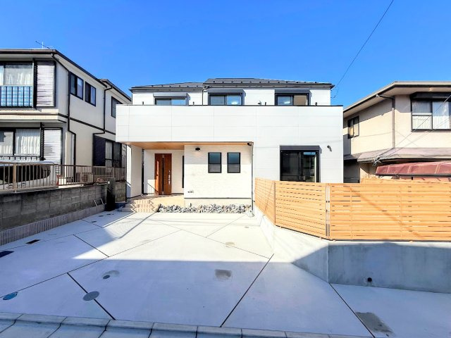 金沢区六浦東３丁目　新築戸建ての駐車場|◆ゆったりとした駐車スペースを確保いたしましたので、お車2台駐車できます。自転車やバイクなど、ゆとりのある敷地で置き場所に困ることはないでしょう。
