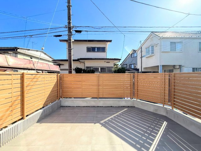 金沢区六浦東３丁目　新築戸建ての前面道路含む現地写真|◆前面道路も幅員があり車の運転も安心！前面道路は閑静な住宅地。車通りの少ない道路です。お子様にも安心です。
