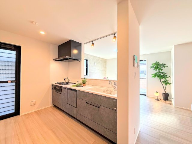 金沢区六浦東３丁目　新築戸建てのその他|［モデルハウス］◆キッチンからダイニングやリビングが見渡せるキッチン。料理をしながら家族とコミュニケーションをとれるだけでなく、大きな開放感も得られることができます。
