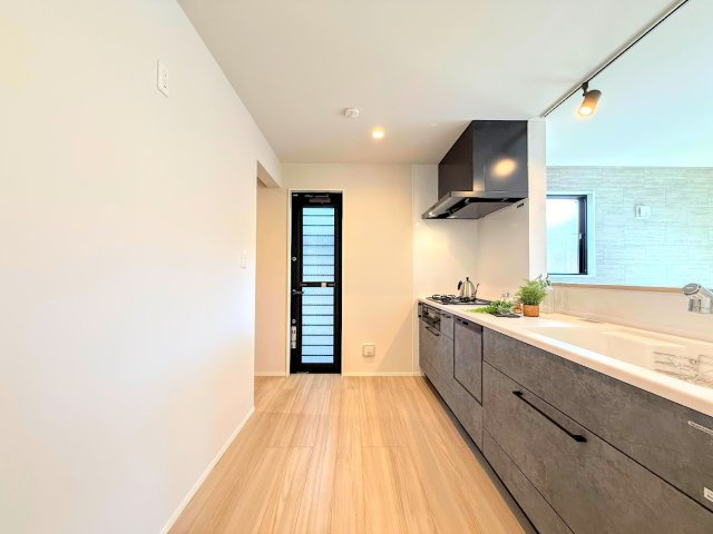 金沢区六浦東３丁目　新築戸建てのその他|［モデルハウス］◆デザイン性と機能性を兼ね備えたキッチンです。リビングスペースとの一体感が生まれ、広々空間を演出してくれます。
