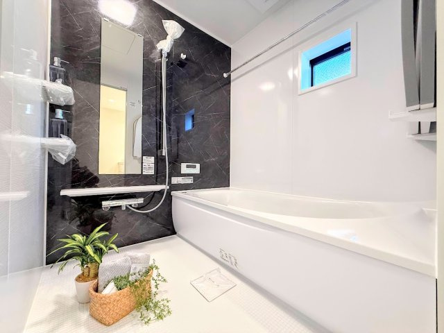 金沢区六浦東３丁目　新築戸建てのその他|［モデルハウス］◆お子様と一緒にバスタイムを楽しめる広々空間。浴室乾燥機付で心地よいバスタイムを実現します。
