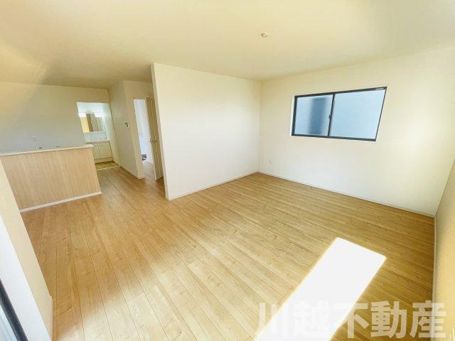 スーパー近くて買い物しやすいの居間・リビング|ご来店時に粗品プレゼントしています