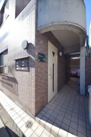 杉並区西荻南４丁目の賃貸マンションのエントランス