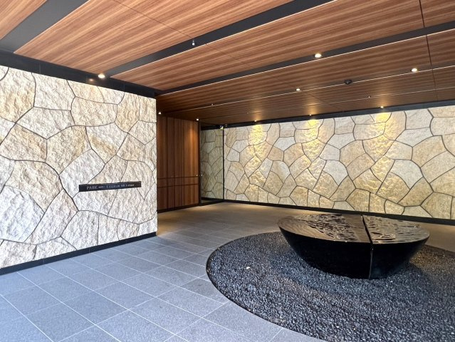 パークホームズ文京小石川ヒルテラスのエントランス|オートロックシステム採用で安心安全です。コンシェルジュサービス有