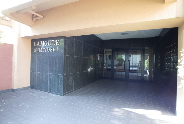 ラムール住吉のエントランス