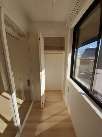 スリープレイスナインのバルコニー|明るい室内です