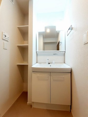 【洗面所】 | サンフラワーＡ | 忙しい朝には欠かせない洗面所です