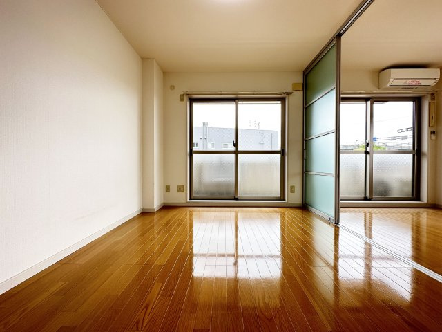 ラ・ティーダの洋室