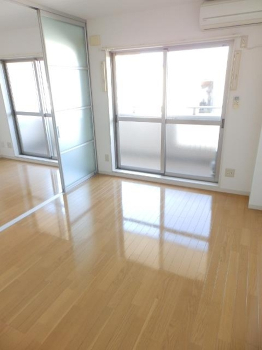 ラ・ティーダの居間・リビング