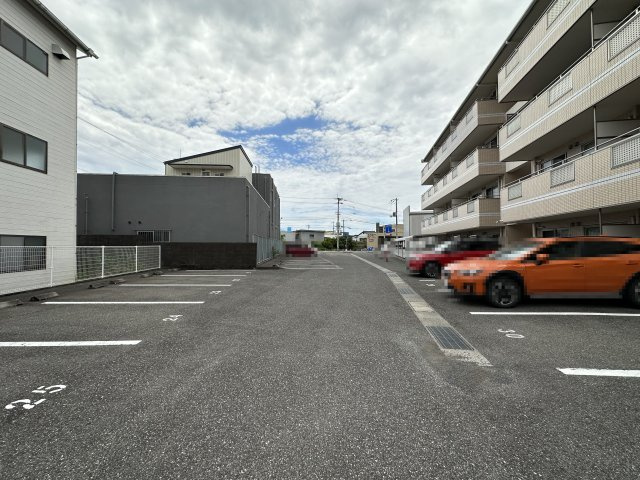 ラ・ティーダの駐車場