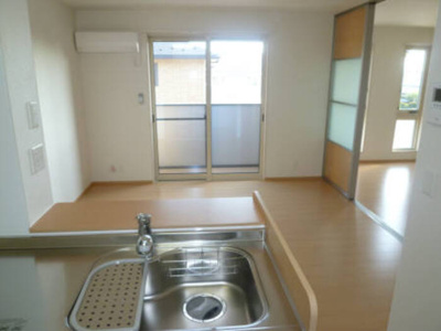 【キッチン】 | イエロー アイリス Ｂ | 南向きの対面キッチンタイプのＬＤＫ11帖です。